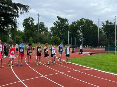 240526 championnats de gironde u18 cenon 1500m depart elouan vidon clarence hello
