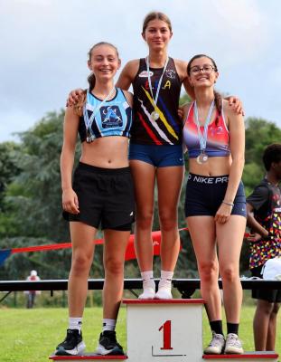 250607 championnat de gironde u16 cenon capucine abrahams podium 80m haies 1